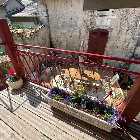 Au Pied Du Chateau Hébergement de vacances
