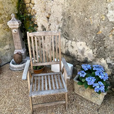 Au Pied Du Chateau *
