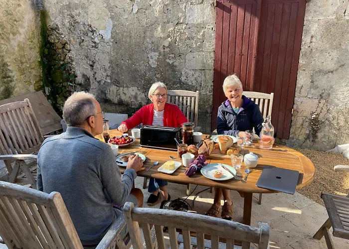 Au Pied Du Chateau *